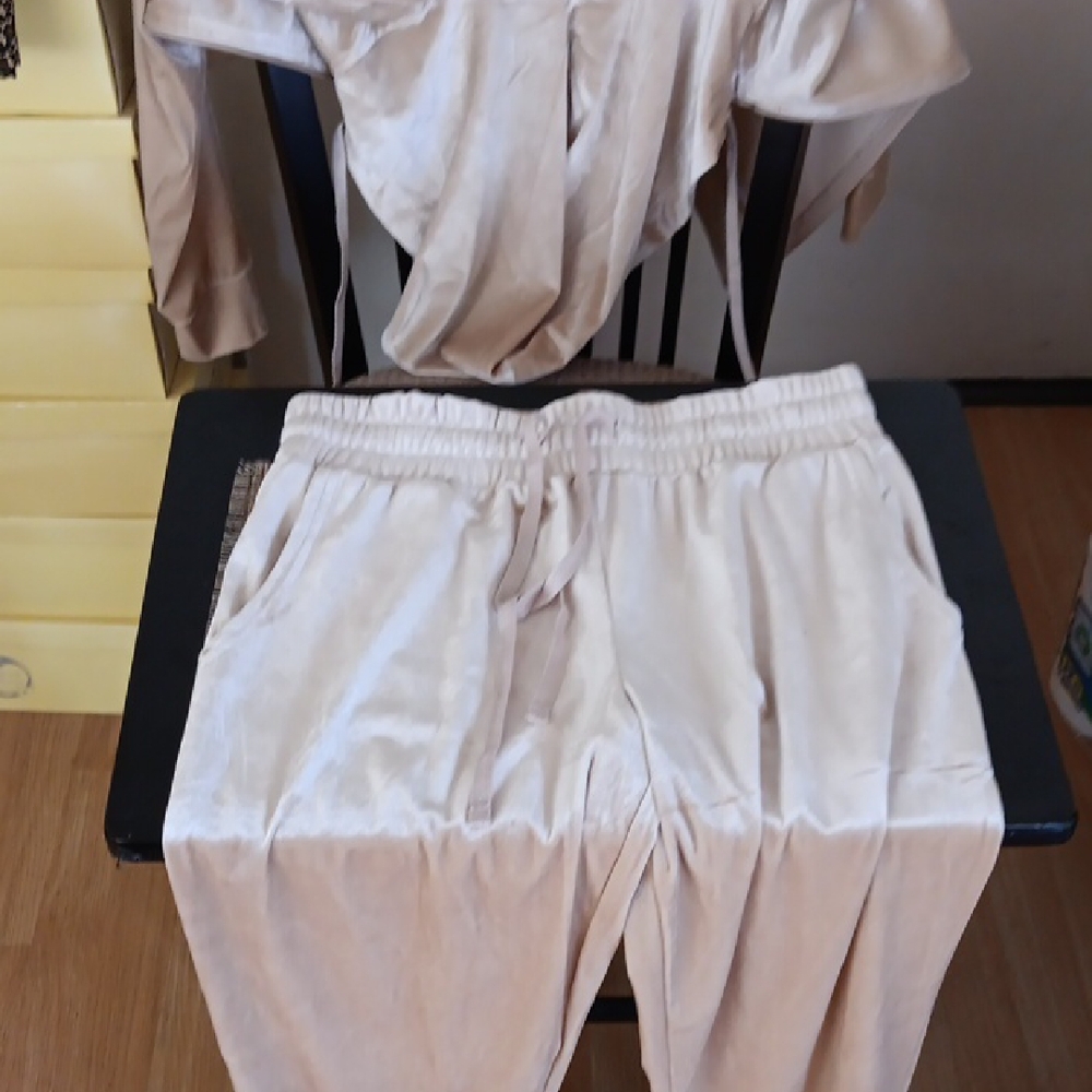Ladies Track Suit. Beige/Cream. Size M.